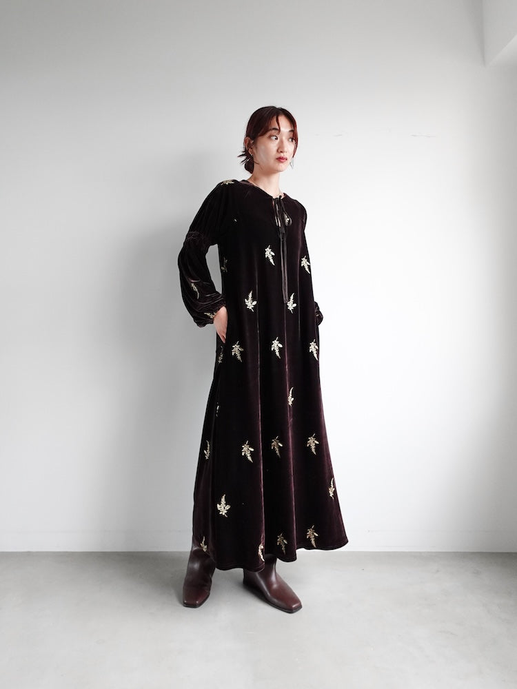 【11月8日(土) 12:00販売開始】Velour Embroidery Shirring Sleeve Dress