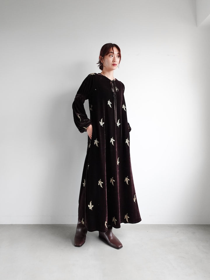 【11月8日(土) 12:00販売開始】Velour Embroidery Shirring Sleeve Dress