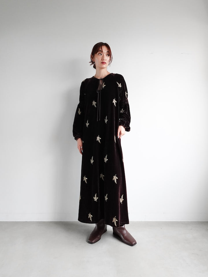 【11月8日(土) 12:00販売開始】Velour Embroidery Shirring Sleeve Dress