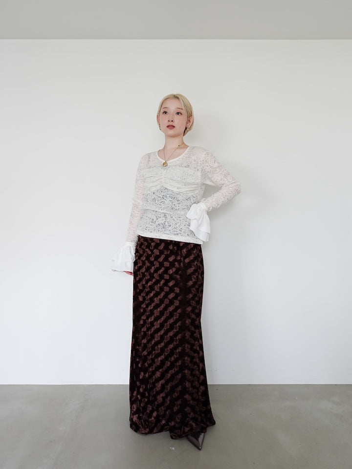 Emboss Velour Long Skirt / モデル身長：153cm Sサイズ着用