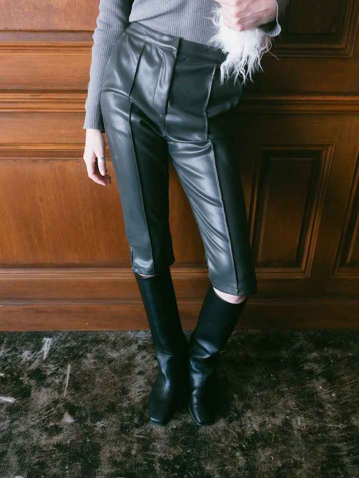 【9月5日(土) 12:00予約販売開始】Faux Leather Capri Pants