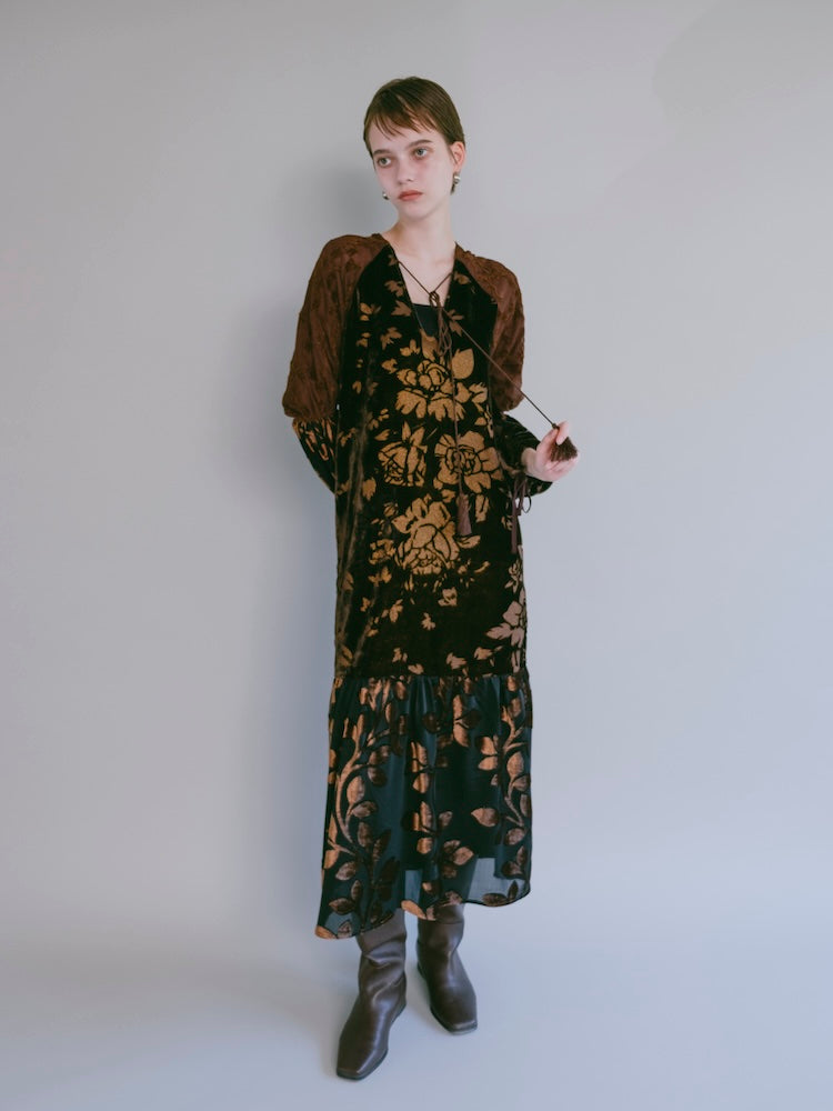 モデル身長：176cm / カラー：Brown ※右袖が左袖と同じ生地デザインになります。