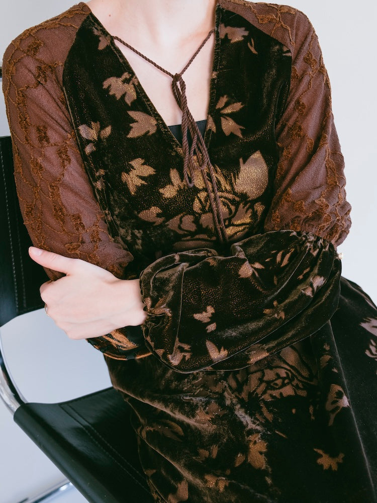 モデル身長：176cm / カラー：Brown ※右袖が左袖と同じ生地デザインになります。