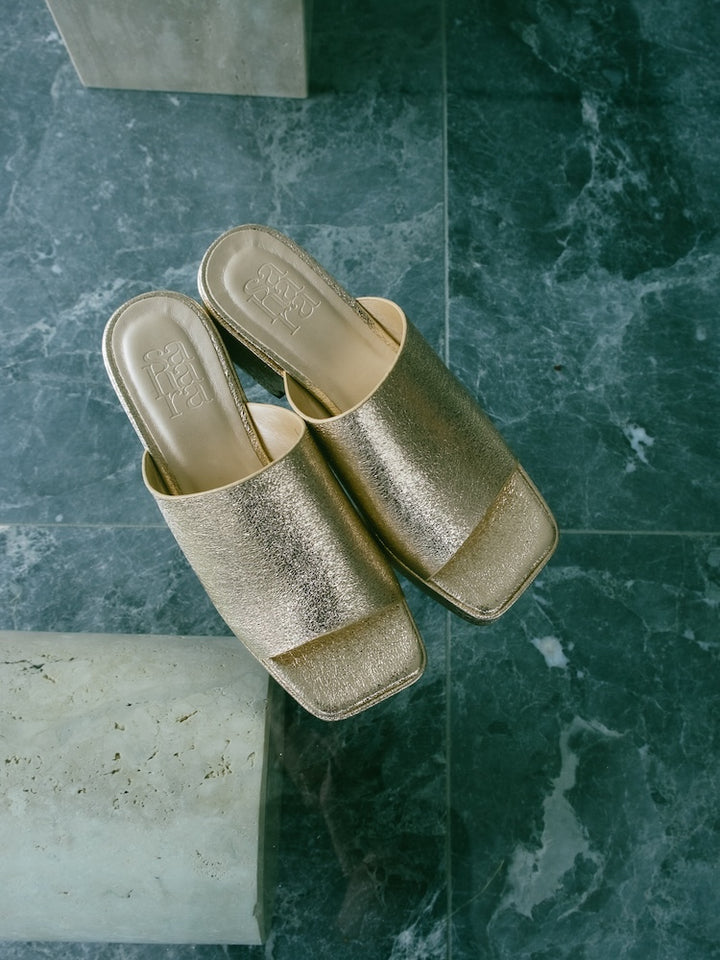 【WEB限定】Cracked Metallic Sandals