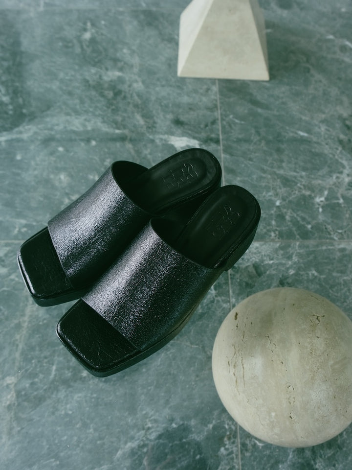 【WEB限定】Cracked Metallic Sandals