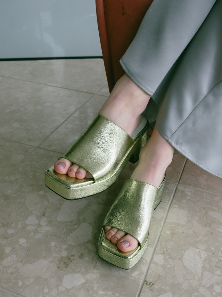 【WEB限定】Cracked Metallic Sandals