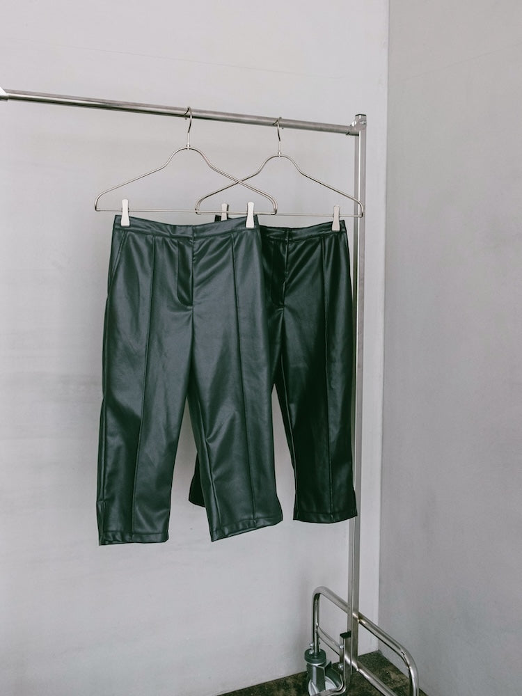 【9月5日(土) 12:00予約販売開始】Faux Leather Capri Pants