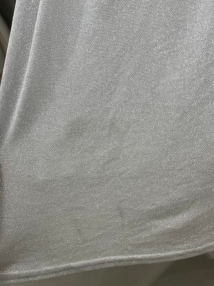 裾あたりに薄いシミあり
