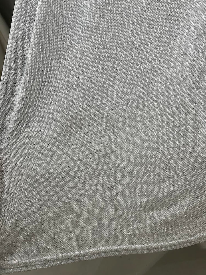 裾あたりに薄いシミあり