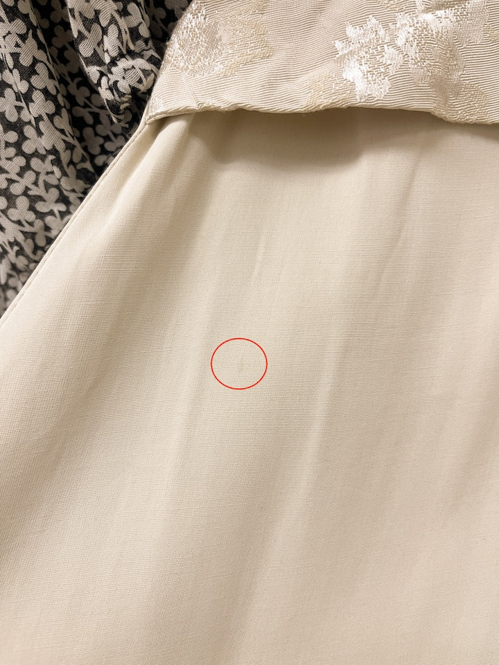 スカート部分に小さく薄いシミあり