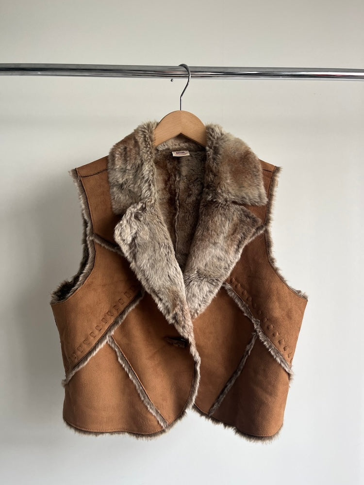 ジャケット・アウター vequm short fakemouton vest VEQUM（VEQUM）の「【VEQUM】SHORT FAKE MOUTON VEST（ベスト