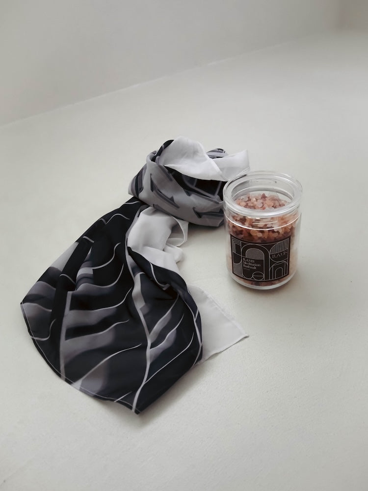 カラー：Scarf (Gray) × Bathsalts (Self-Love)