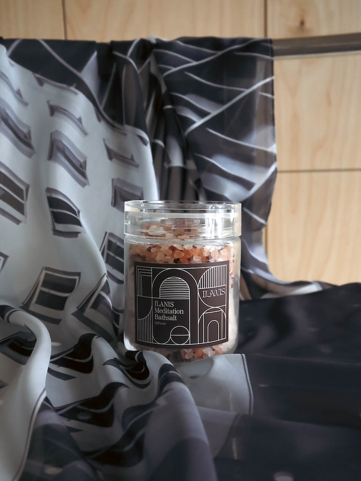 カラー：Scarf (Gray) × Bathsalts (Self-Love)